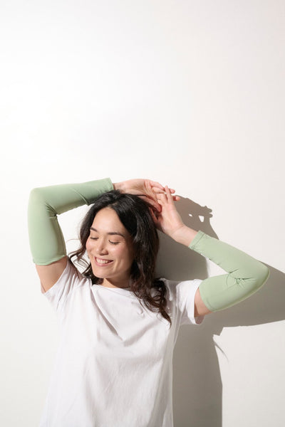 Manches anti-UV femme vertes, idéales pour la randonnée, le jardinage ou pour conduire.