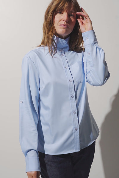 Chemise anti-UV femme bleue certifiée UPF 50+, idéale pour protéger la peau des UV au quotidien.