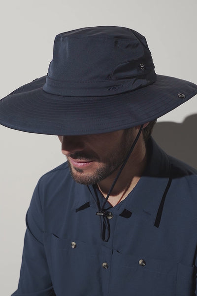 Chapeau anti-UV bleu marine pour homme, léger et confortable, offrant protection solaire UPF50+.