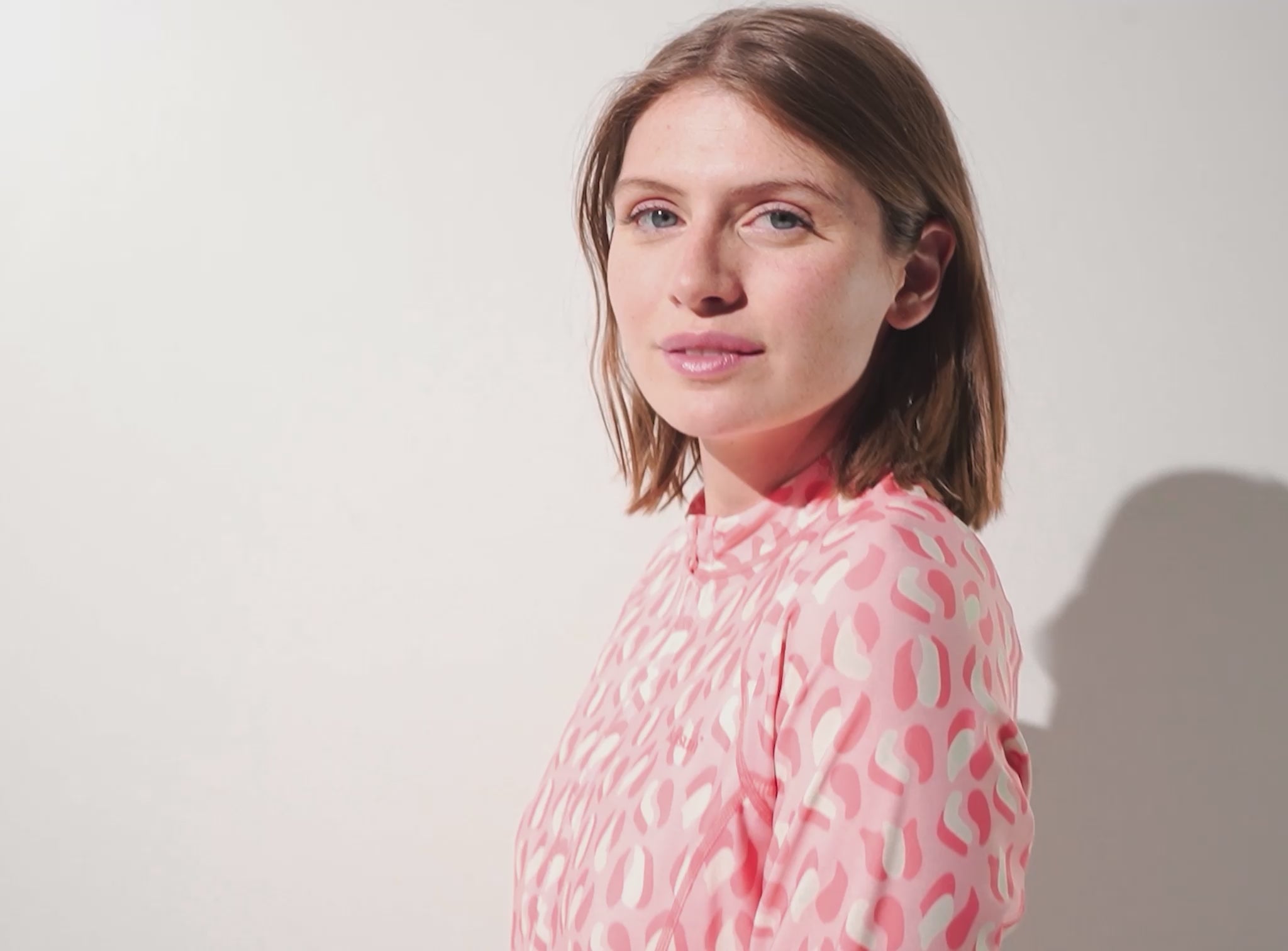 Charger la vidéo: Vêtements anti-UV femme certifiés UPF 50+ pour une excellente protection solaire