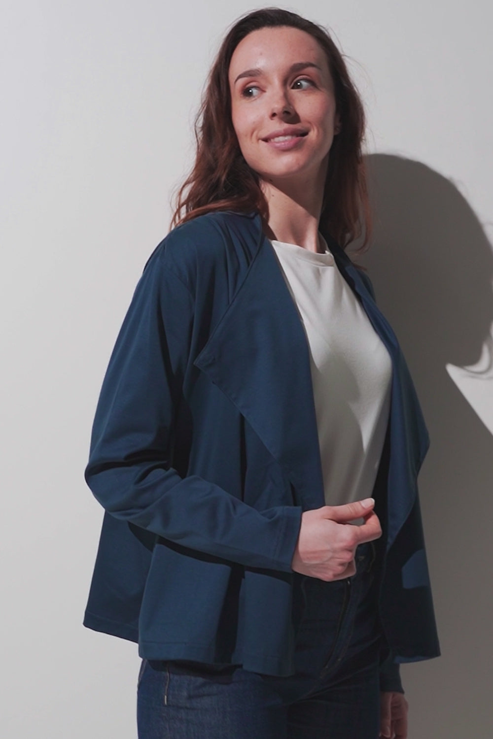 Cache-Coeur anti-UV La Rochelle, veste légère anti-UV pour femme, élégante et respirante, protection solaire UPF 50+.