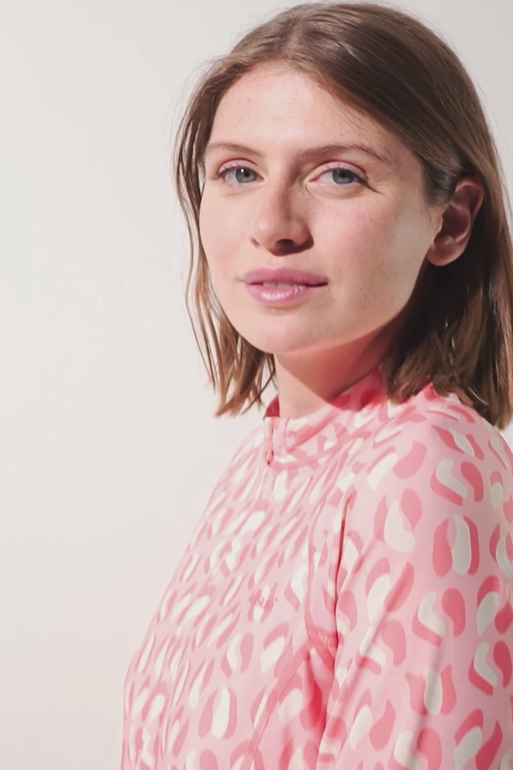 Charger la vidéo: Vêtements anti-UV femme certifiés UPF 50+ pour une excellente protection solaire